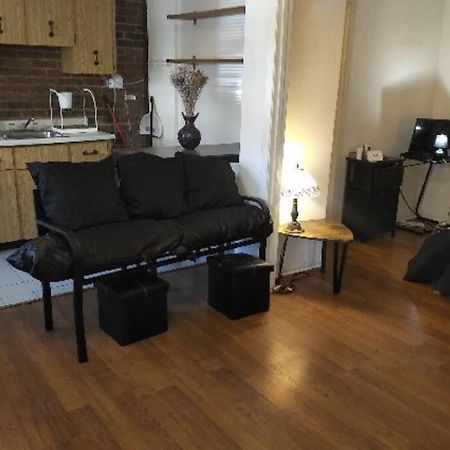 Awesome Cozy 1 Bedroom Coachhouse Торонто Екстериор снимка