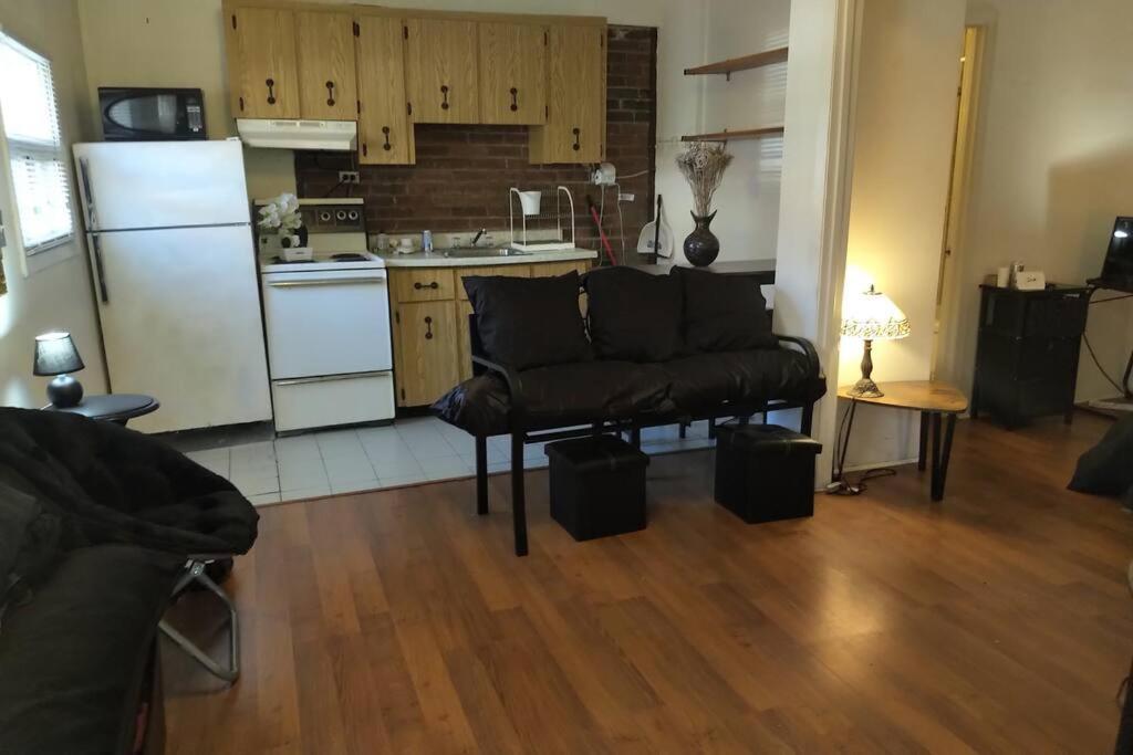 Awesome Cozy 1 Bedroom Coachhouse Торонто Екстериор снимка