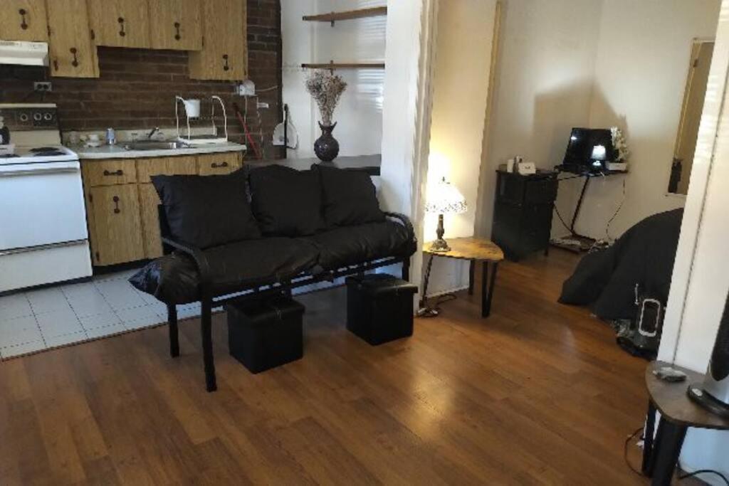 Awesome Cozy 1 Bedroom Coachhouse Торонто Екстериор снимка