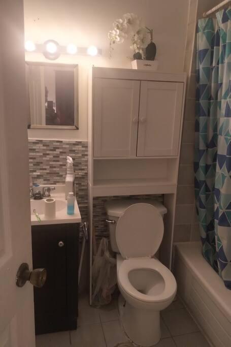 Awesome Cozy 1 Bedroom Coachhouse Торонто Екстериор снимка
